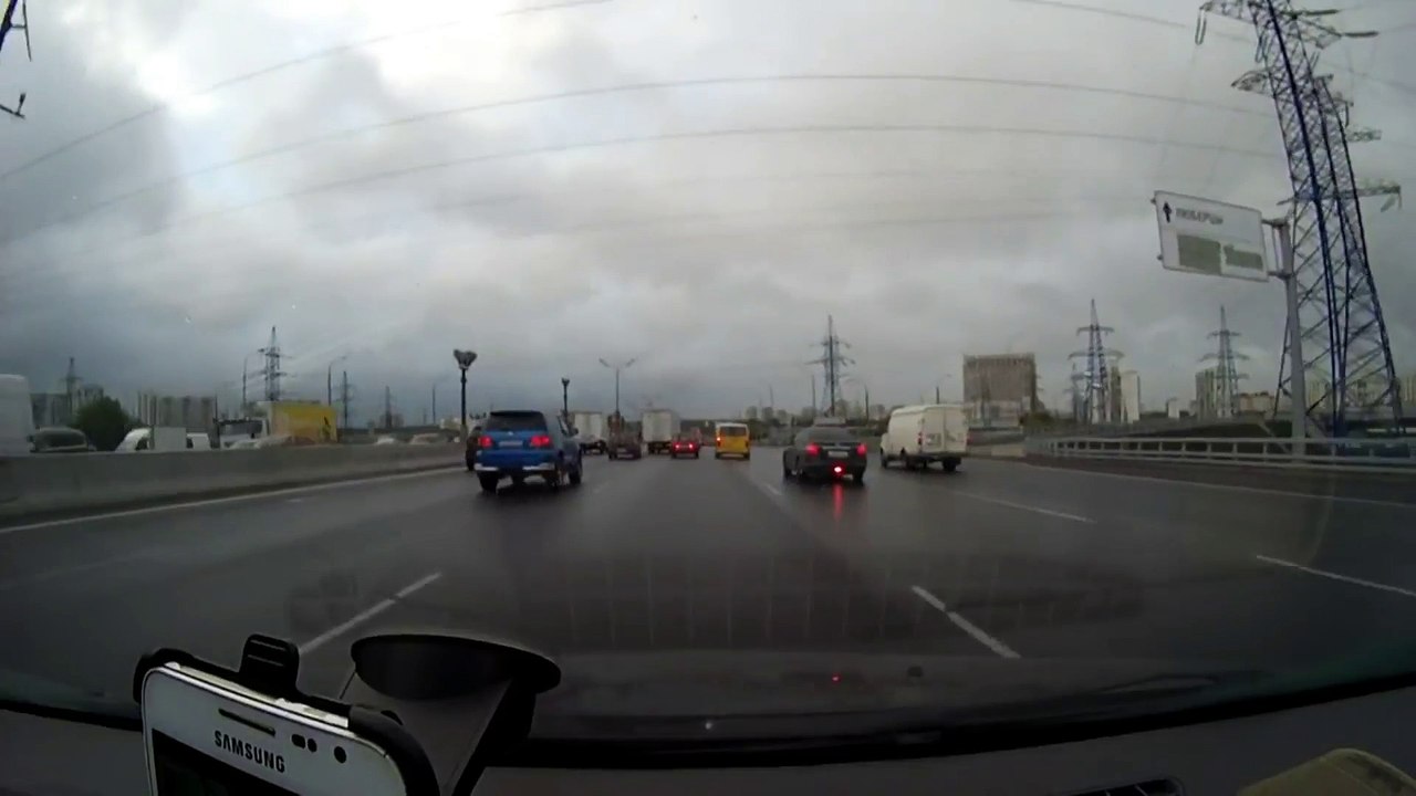 Tourne vite ton camion à droite Léon - Truck and car crash