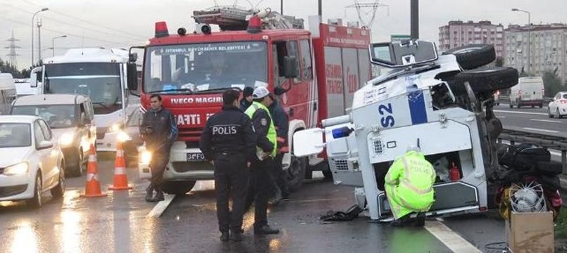 Zırhlı polis aracı kaza yaptı: İki yaralı