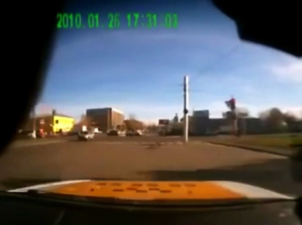 Méga crash entre un camion et une voiture de sport