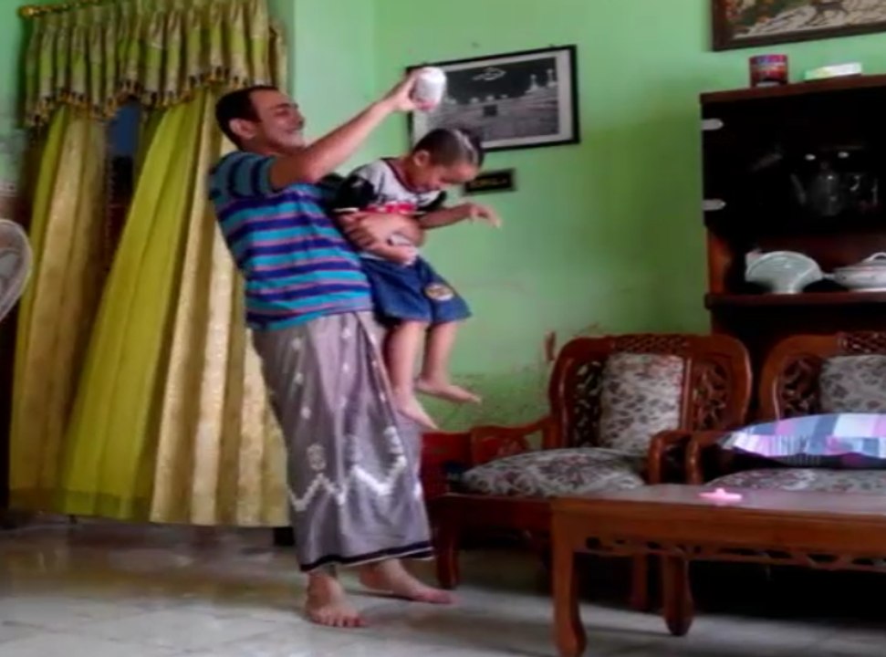 WADUH Mainnya,Beginilah seorang Ayah Jaga Anak