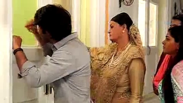 Yuvraaj Kar Raha Hai Bhavna Aur Sharad Ke Kamre Ki Jasoosi Jisse Dekh Suhani Hue Yuvraaj Par Gussa - 23 October 2015 - Suhani Si Ek Ladki