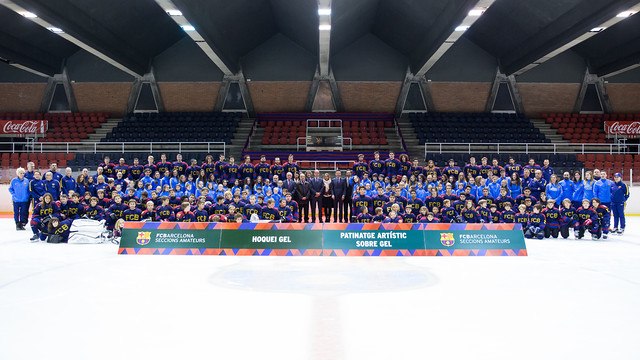 Josep Maria Bartomeu visita les seccions amateurs d'Hoquei Gel i Patinatge artístic