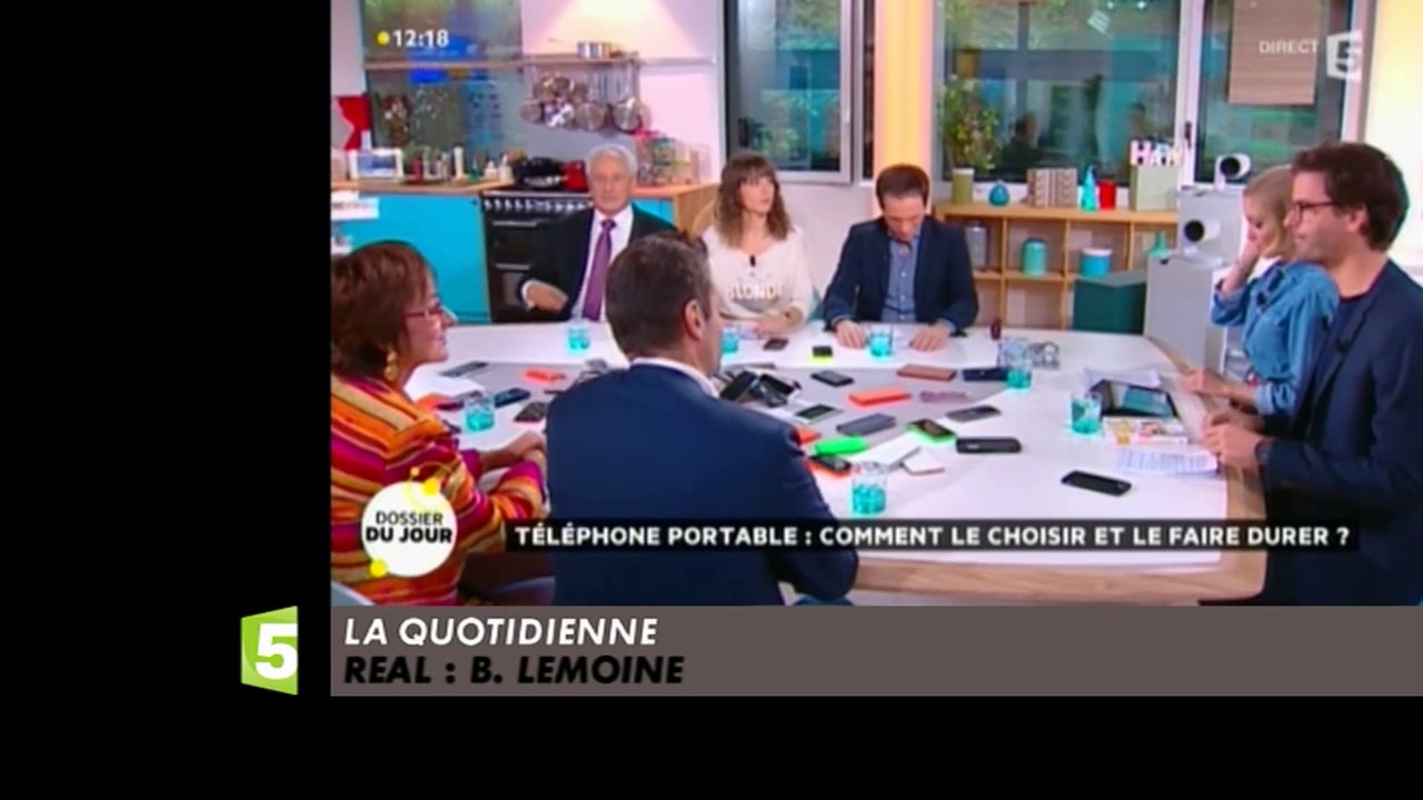 "On passe plus de temps dans le monde, devant son téléphone que devant sa télé."  -  Le Zapping du 23/10/2015