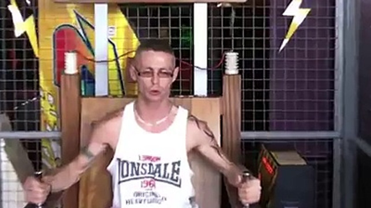 Il teste une chaise électrique !