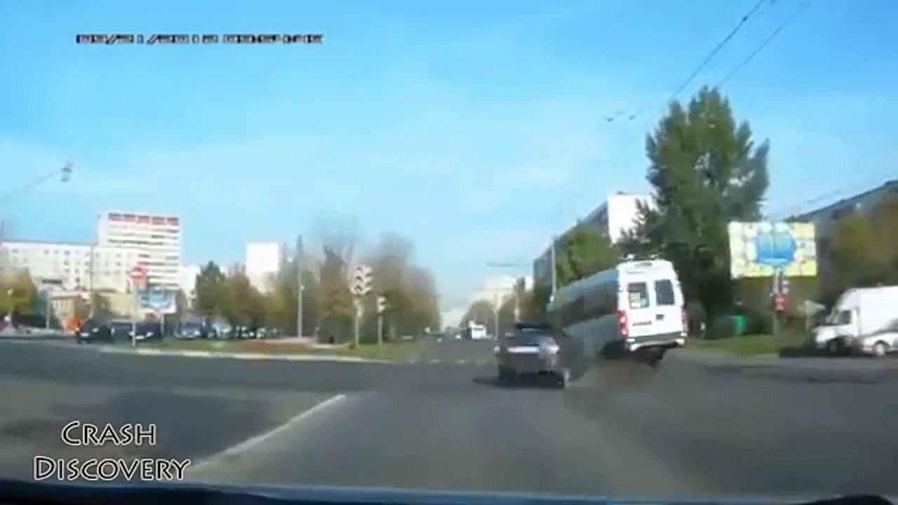 NEW 2013 RARE FOOTAGE - BAD Car Crashes Caught on Camera .. OUCH