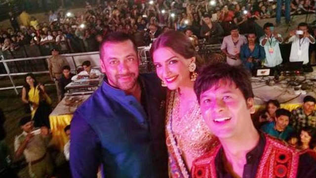 Salman & Sonam In Ahmedabad To Promote Prem Ratan Dhan Payo