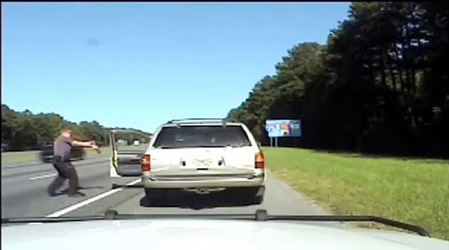 Полицейский в США разрядил обойму в угрожавшего ему ветерана. Видео