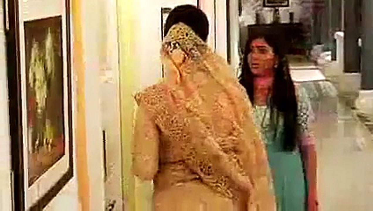 Suhani ne khud ko kiya Kamre mein Bandh aur Lagai Aag jis se yuvraj hua Pareshaa