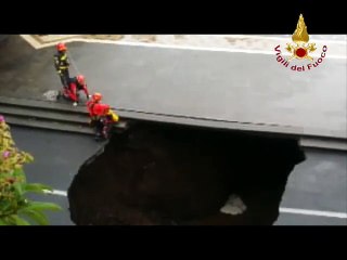 Valverde (CT) - Voragine in strada, auto intrappolata all'interno (21.10.15)