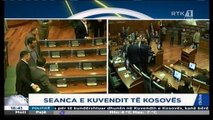 Opozita hedh sërish gaz lotsjellës në sallen e seancave plenare- Ora News- Lajmi i fundit-