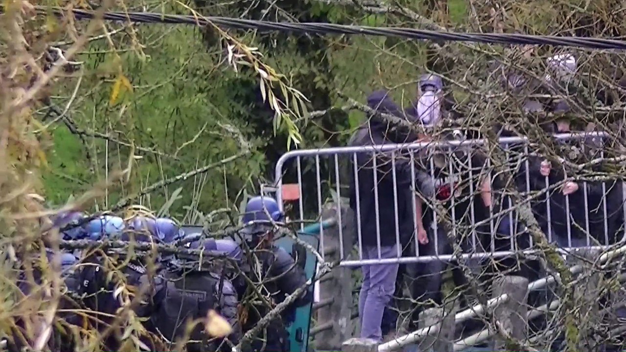 Affrontement entre forces de l'ordre et manifestant à Pont de Buis