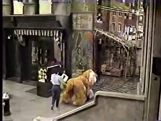 Classic Sesame Street Trying to Attract Lindas Attention