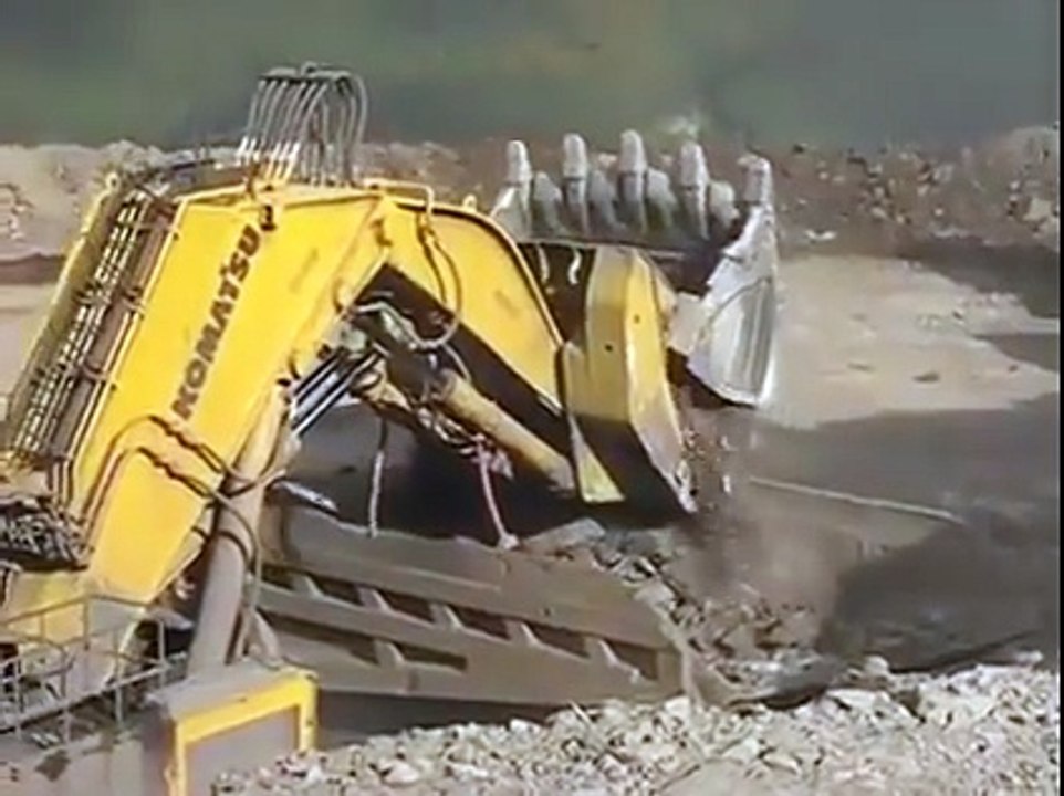 پہاڑوں کو کاٹ کر کس طرح سڑکیں بنائی جاتیں ہیں ، دیکھیے اس وی