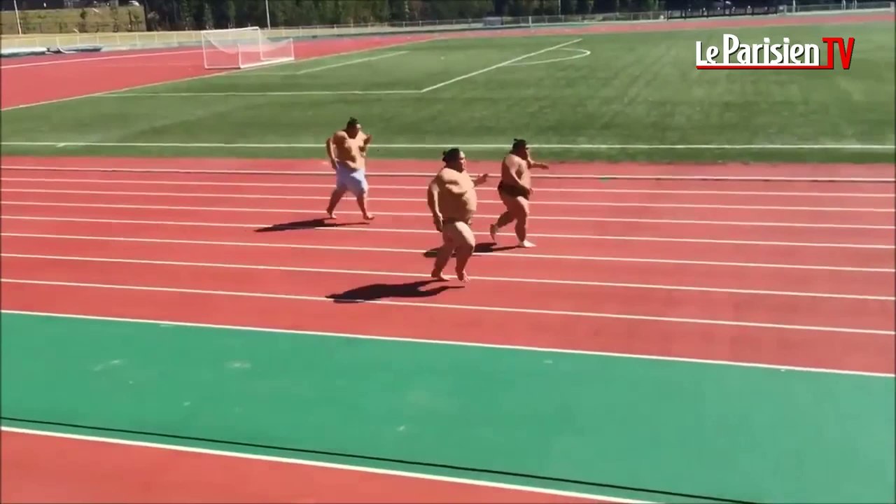 Japon : des lutteurs de sumo font un sprint sur une piste