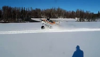 Télécharger la video: Un pilote fait des Drift en avion sur un lac gelé... Dingue