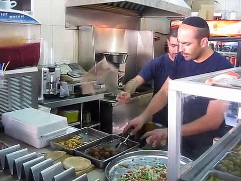 Le roi du Falafel jongle avec les boulettes de viande! Dingue!