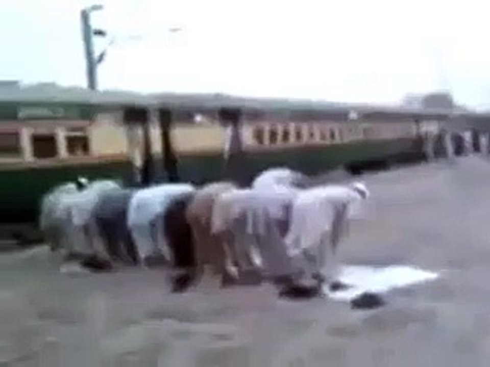 pathan new style of namaz on railway station