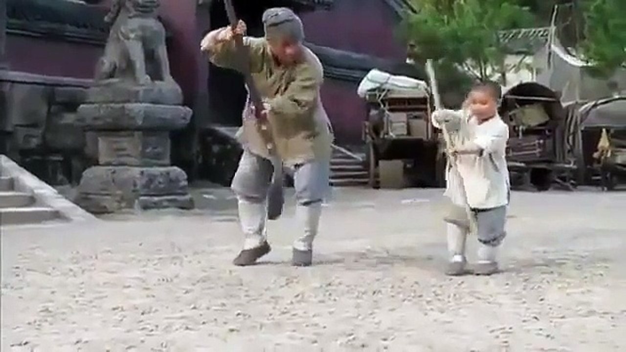 Ребёнок учит Джеки Чана технике Шаолинь
