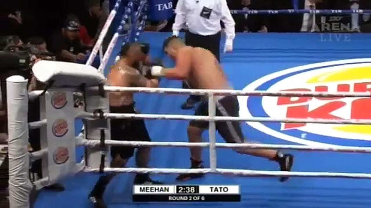 Un boxeur supplie l'arbitre d'arrêter le combat