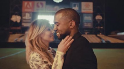 Kim Kardashian feiert das Jubiläum ihrer Verlobung