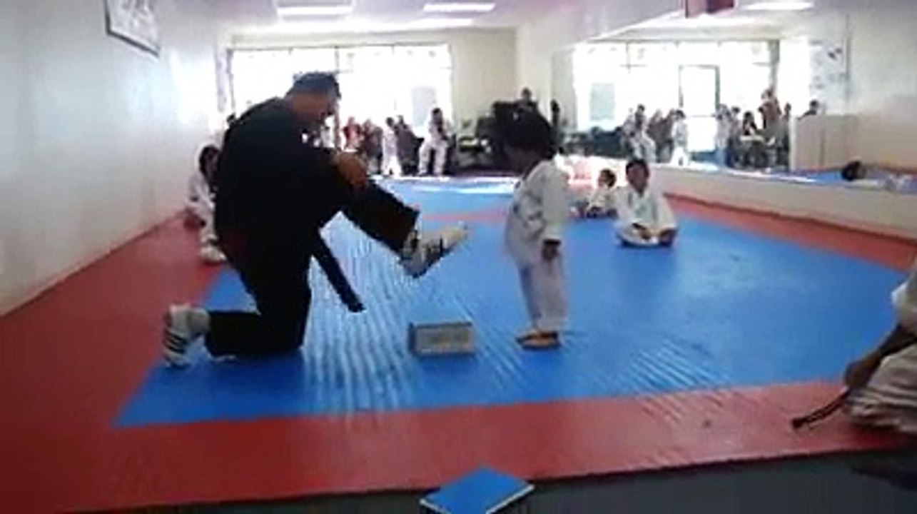 Criança disposta a aprender lutar