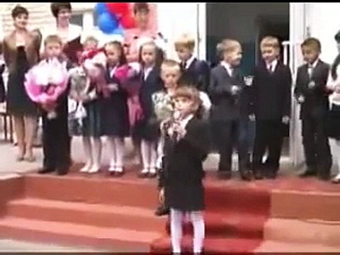 Обратите внимание на мальчика!Зажигательный танец )