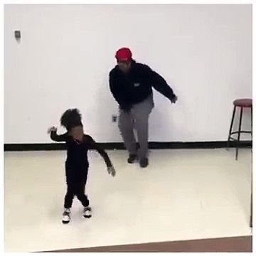 Video Buzz - cette petite fille danse mieux que son père