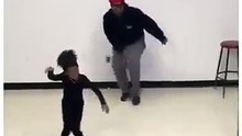 Video Buzz - cette petite fille danse mieux que son père