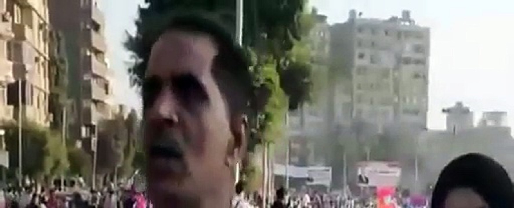 خناقة بين مصلٍ وفتاة بسبب رفعها شارة رابعة أمام مسجد عمرو بن العاص