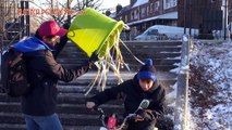 Broma: Ahí va la nieve! | Bromas en la calle, broma del bote con nieve en el parque, video