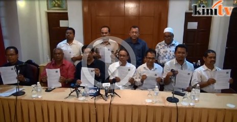 Descargar video: 13 cawangan Umno tuntut Najib undur