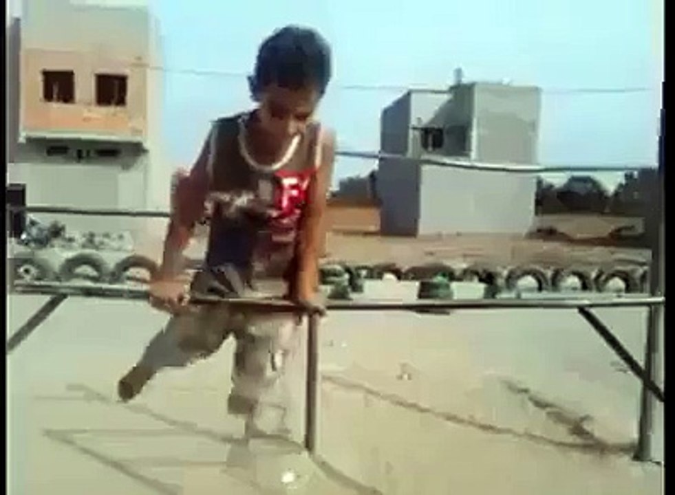 یہ انگریز ملک یا چین جاپان کا بچہ نہں بلکہ ھمارے پیارے ملک پاکستان کا بیٹا ھے .. لیکن کوئی پوچھنے والا نہیں کہ یہ ٹلنٹ ک