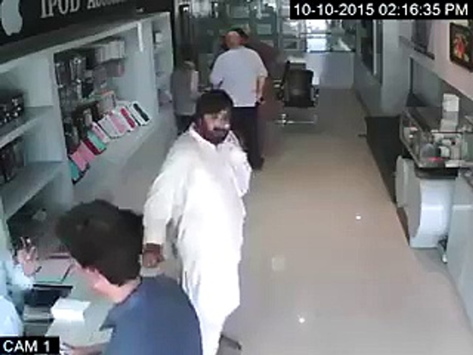 اس بندے کا کمال دیکھیں ذرا