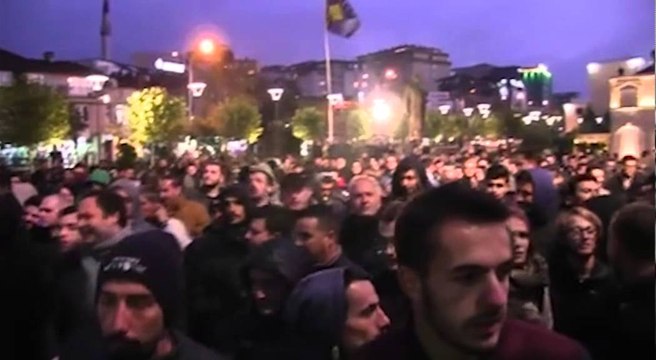 Kosovë, policia shpërndan protestuesit me gaz lotsjellës, 10 në pranga, një polic i lënduar