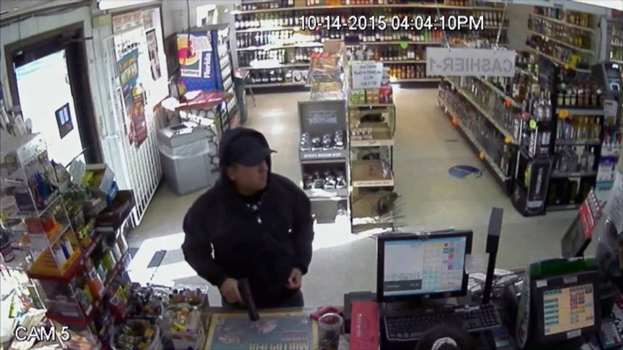 A un atracador se le cae el dinero del botín en la tienda
