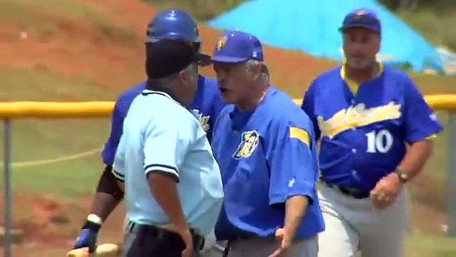 Cet entraineur de Baseball va péter un cable et tout balancer sur le terrain... Crise de nerf!