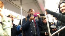 New-Yorkers talks and sings together after 2hrs stuck in Train