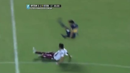 Le gros tacle par derrière de Gustavo Gómez sur Carlos Tevez