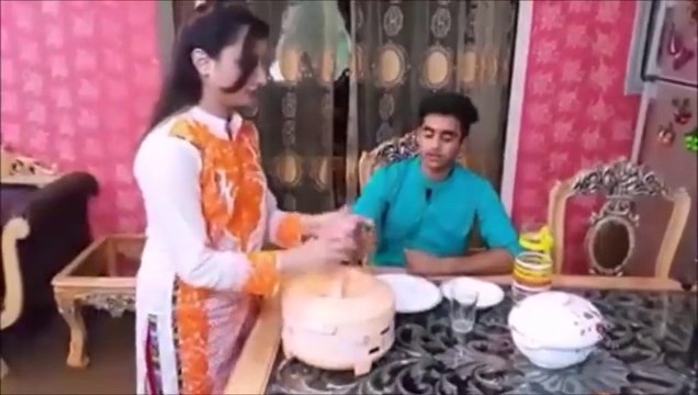 Larkiyan Saans Kam or Selfies Ziada Leti Hain