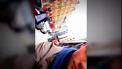 José Mourinho donne un coup à un jeune qui le filmait dans les rues de Londres