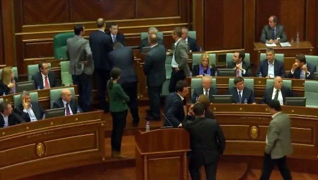 Kosovo: l’opposition antiserbe déclenche des gaz lacrymogènes dans le Parlement