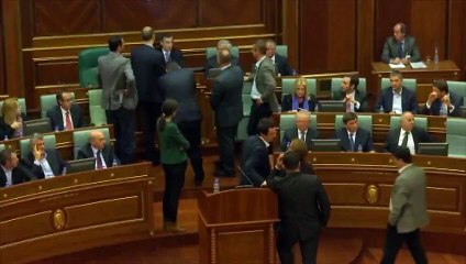 Kosovo: l’opposition antiserbe déclenche des gaz lacrymogènes dans le Parlement