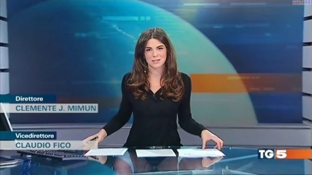 Ведущая забыла, что сидит за прозрачным столом