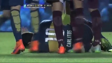 Carlos Tevez se prend un énorme tacle par Gustavo Gómez expulsé