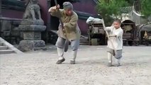 Jackie Chan apprend des mouvements auprès d'un moine Shaolin