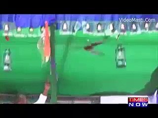 Lalu Prasad Pe Fan Gira While Election Rally in Bihar 2015