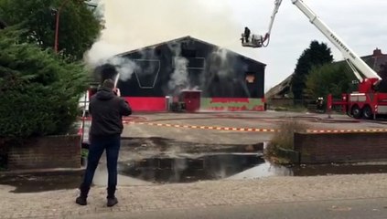 Brandweer is met man en macht aan het blussen in Harkstede - RTV Noord