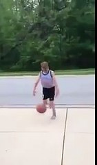 Bisiklet süren kıza hunharca basket topu atan çocuk
