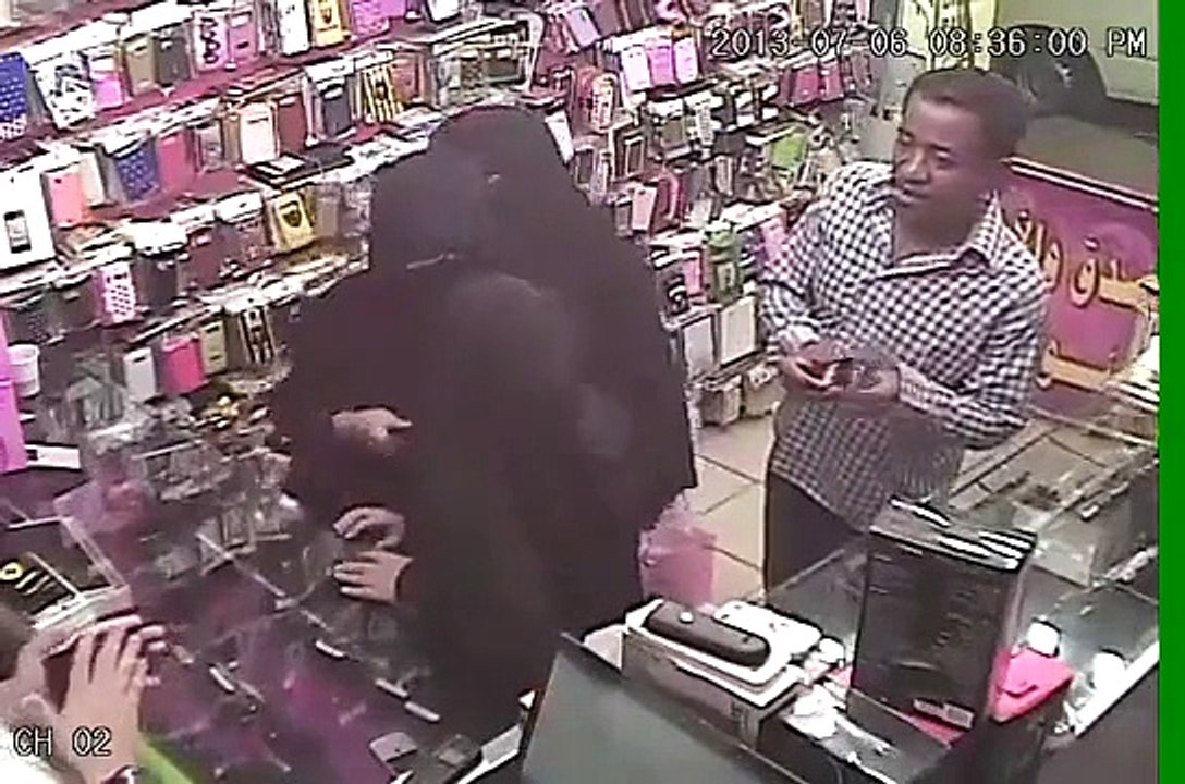 Man Caught Red Handedly by Women at Mobile Shop in Saudi Arabia