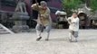 Un enfant moine apprend le kung-fu Shaolin à Jackie Chan